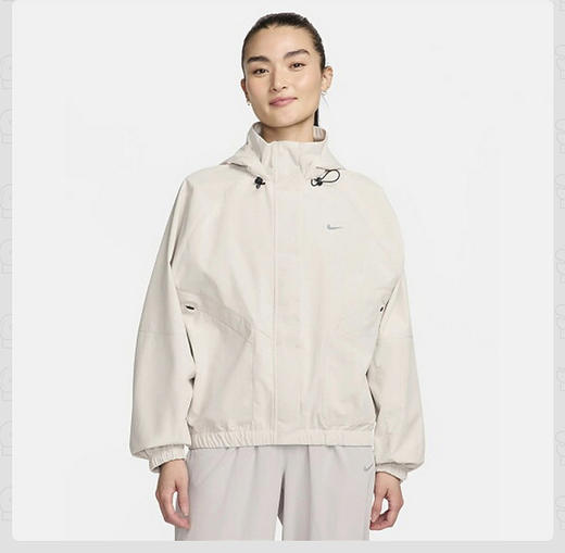 【云粉节】【8.8折】7楼NIKE耐克女子新款运动休闲宽松梭织防风运动夹克外套FB7493-104吊牌价999现价879 商品图0