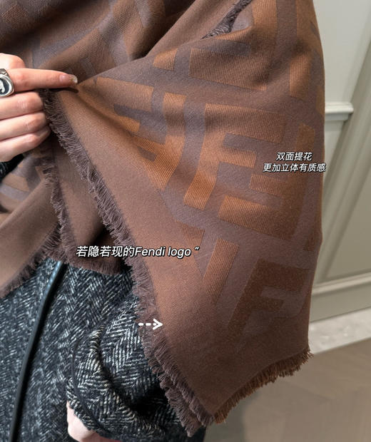 专柜正在售Fend*i 双面提花围巾披肩101108 商品图3
