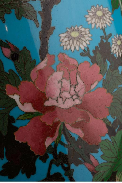 独角鹿西洋古董 1870年代日本明治时期出品「富贵花蝶」主题修饰蓝地七宝烧花瓶一对 商品图3