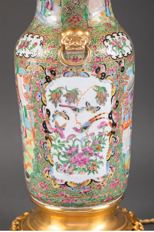 独角鹿西洋古董 19世纪法国出品铜鎏金底座嵌花蝶开窗庭院人物广彩瓷瓶百褶灯罩台灯一对 商品图3