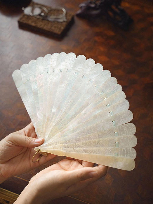 独角鹿西洋古董 19世纪末广东十三行出品官邸人物主题母贝精雕外销折扇 商品图3