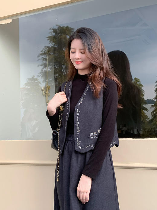 【百图lulu定制】【花蔓套装】【一套299元】花朵刺绣 波浪边马甲 高弹T长袖T恤 A字摆半裙 商品图1