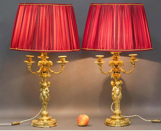 独角鹿西洋古董 19世纪法国出品路易十六风格小天使主题铜鎏金精雕丝绸缎面百褶灯罩台灯一对 商品图1