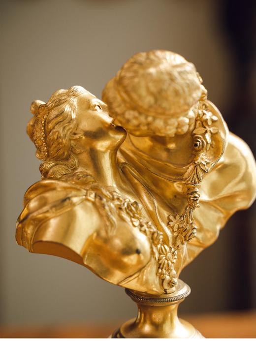 【已售】独角鹿西洋古董 19世纪法国出品让·乌东风格「Le baiser donné 给予之吻」主题大理石底座铜镀金雕像一对 商品图4