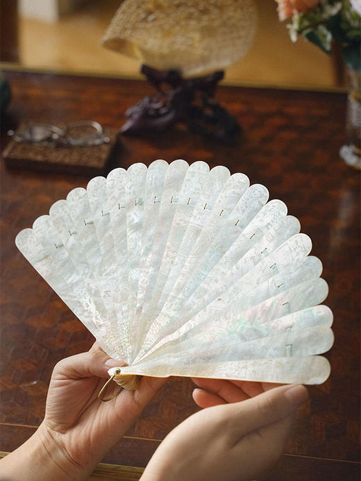 独角鹿西洋古董 19世纪末广东十三行出品官邸人物主题母贝精雕外销折扇 商品图2