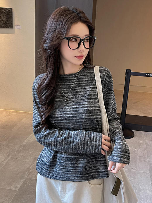 【YW】无忧购灰色长袖t恤女新款圆领打底衫渐变色显瘦遮肉穿搭上衣8033（截单后7天发货) 商品图4