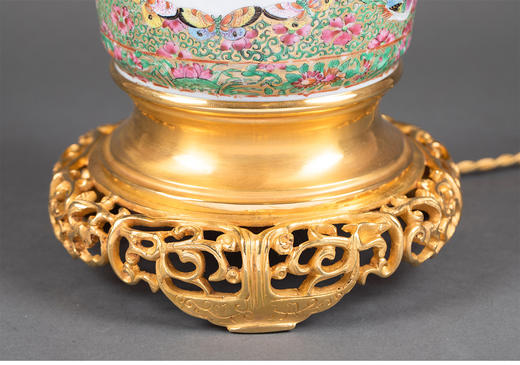 独角鹿西洋古董 19世纪法国出品铜鎏金底座嵌花蝶开窗庭院人物广彩瓷瓶百褶灯罩台灯一对 商品图5