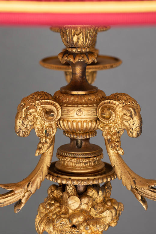 独角鹿西洋古董 19世纪法国出品路易十六风格小天使主题铜鎏金精雕丝绸缎面百褶灯罩台灯一对 商品图3