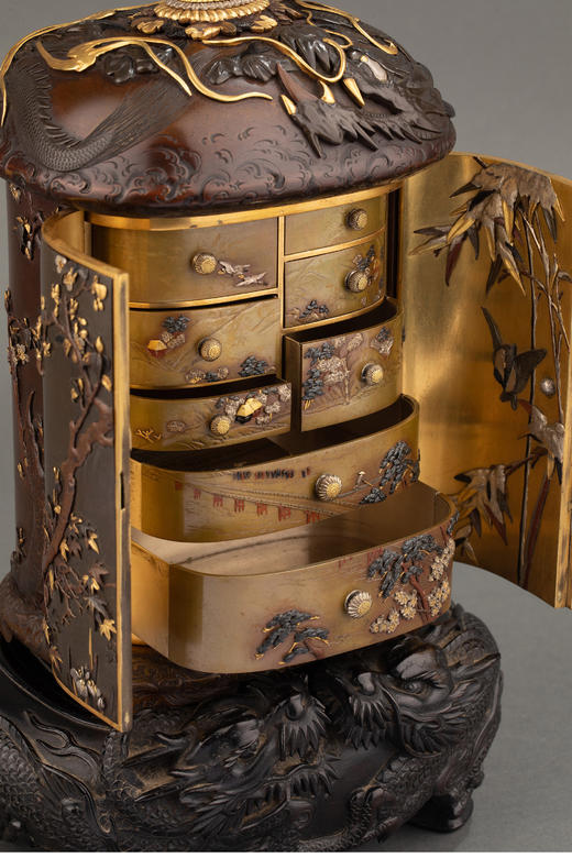 独角鹿西洋古董 1880年代日本一光堂出品宫部篤良制作「蟠龙山水」金银象嵌赤铜漆木经橱箪笥 商品图5