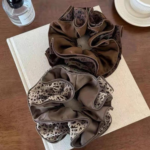 【家居百货】「美拉德豹纹发圈」真的我会先推荐它！四层一整个豹纹的发圈 缎面+豹纹的拼色也很大气，一年四季可搭～ 商品图8