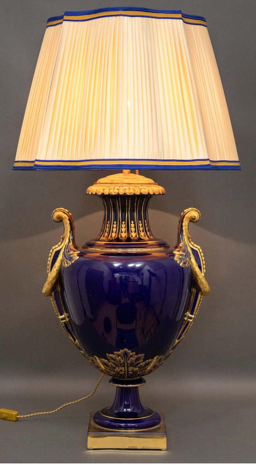 独角鹿西洋古董 19世纪末法国出品路易十六风格铜鎏金精雕嵌塞弗尔风格帝王蓝瓷瓶瓷瓶台灯一对 商品图1