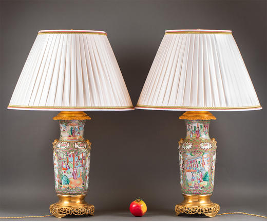 独角鹿西洋古董 19世纪法国出品铜鎏金底座嵌花蝶开窗庭院人物广彩瓷瓶百褶灯罩台灯一对 商品图1