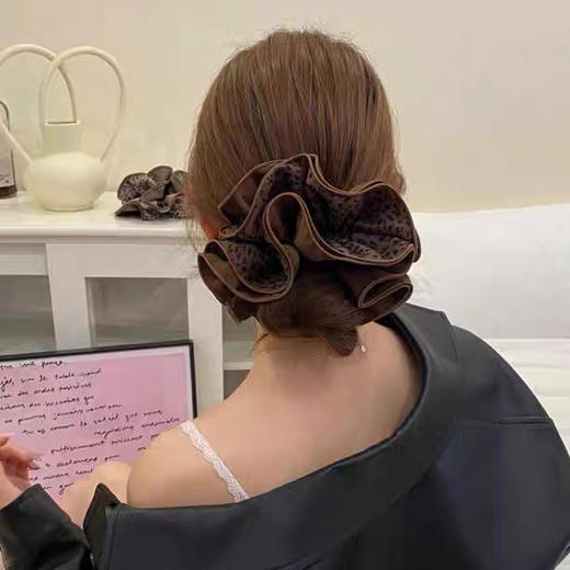 【家居百货】「美拉德豹纹发圈」真的我会先推荐它！四层一整个豹纹的发圈 缎面+豹纹的拼色也很大气，一年四季可搭～ 商品图7