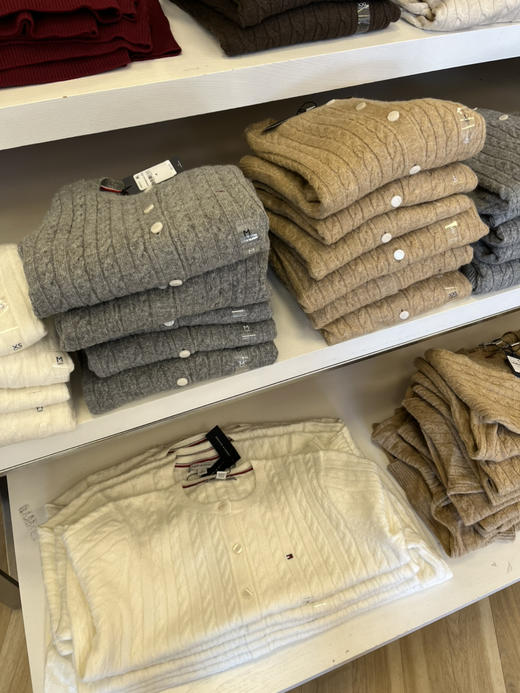 终于有折💰399元直邮🇺🇸Tommy女款短麻花开衫，纯棉材质质感柔软，新款的半袖毛衣真好看🔥都是白扣，有一些羊毛混纺 商品图1