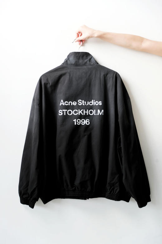 背后大字母+双拉链设计，是软壳冲锋衣。oversize户外夹克C101158 商品图9