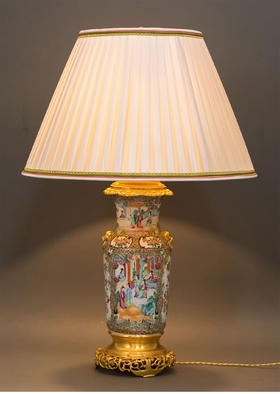 独角鹿西洋古董 19世纪法国出品铜鎏金底座嵌花蝶开窗庭院人物广彩瓷瓶百褶灯罩台灯一对