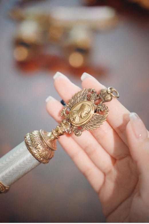 独角鹿西洋古董 19世纪俄罗斯出品纯银镀金贵族双面肖像镶嵌钻石白色玑镂珐琅碧玉翻书杖 商品图3