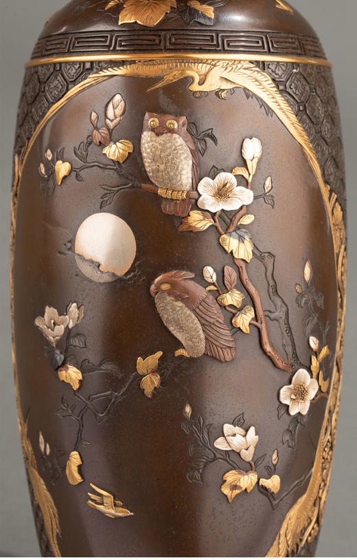 独角鹿西洋古董 1870年日本一光堂出品宫部篤良制作「鹊鸮湖景」金银象嵌赤铜对瓶 商品图4