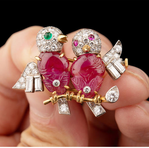 独角鹿西洋古董 1950年代法国出品18k黄金铂金镶嵌钻石祖母绿及红宝石爱情鸟造型胸针 商品图1
