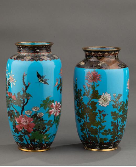 独角鹿西洋古董 1870年代日本明治时期出品「富贵花蝶」主题修饰蓝地七宝烧花瓶一对 商品图2