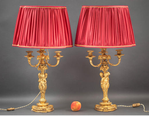 独角鹿西洋古董 19世纪法国出品路易十六风格小天使主题铜鎏金精雕丝绸缎面百褶灯罩台灯一对 商品图0