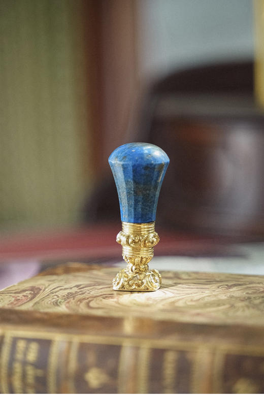 独角鹿西洋古董 19世纪欧洲出品黄金精雕镶嵌青金石柄血滴石印面古董火漆印章 商品图3