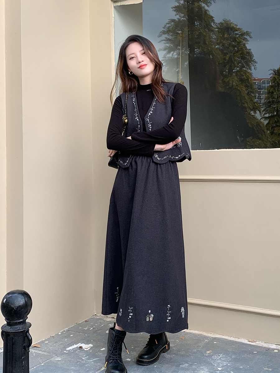 【百图lulu定制】【花蔓套装】【一套299元】花朵刺绣 波浪边马甲 高弹T长袖T恤 A字摆半裙