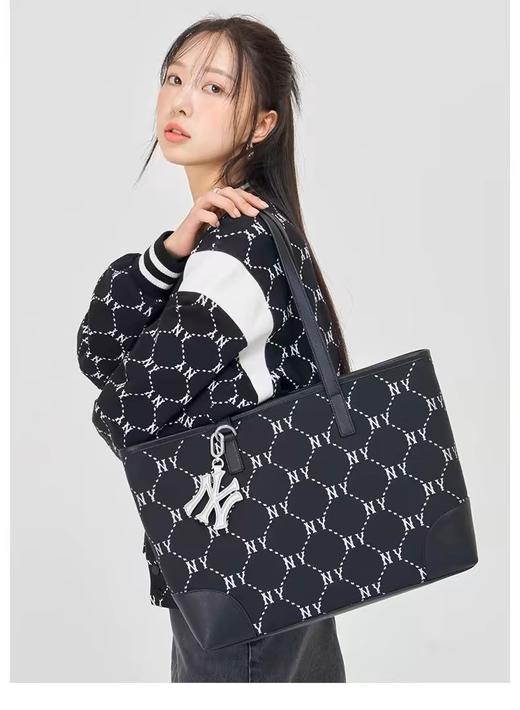 MLB斜1ogo大托特包 男女情侣百搭老花系列大容量通勤托特包24夏季新款 商品图1