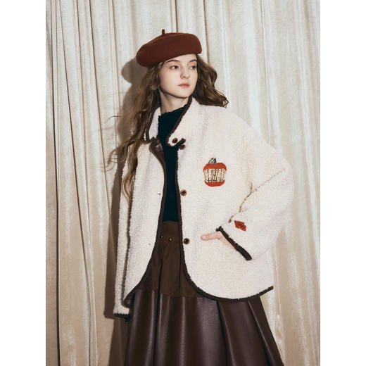两三事 雪绒绘梦 2025秋冬新款趣味苹果刺绣毛绒外套女宽松 商品图1