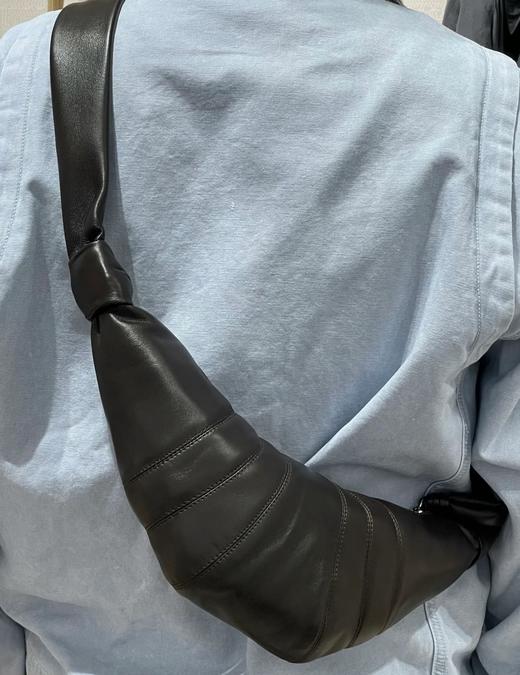 中性款羊皮革牛角包小号斜挎包013 商品图4