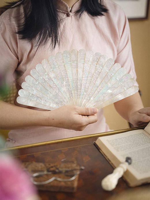 独角鹿西洋古董 19世纪末广东十三行出品官邸人物主题母贝精雕外销折扇 商品图1