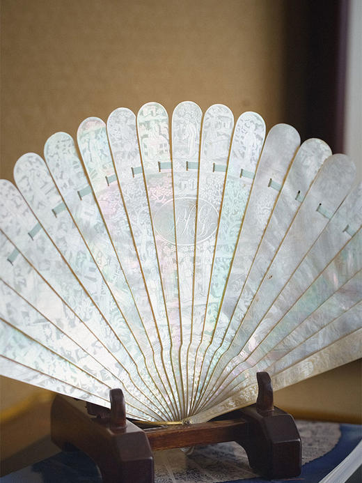 独角鹿西洋古董 19世纪末广东十三行出品官邸人物主题母贝精雕外销折扇 商品图4