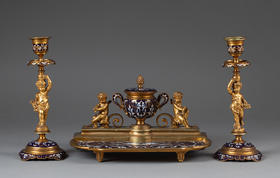 独角鹿西洋古董19世纪末法国拿破仑三世时期出品孩童与小天使主题铜鎏金精雕装饰錾胎珐琅墨水台及烛台三件套