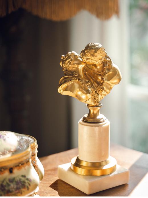 【已售】独角鹿西洋古董 19世纪法国出品让·乌东风格「Le baiser donné 给予之吻」主题大理石底座铜镀金雕像一对 商品图2