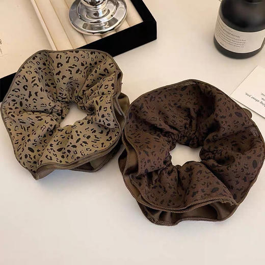 【家居百货】「美拉德豹纹发圈」真的我会先推荐它！四层一整个豹纹的发圈 缎面+豹纹的拼色也很大气，一年四季可搭～ 商品图11