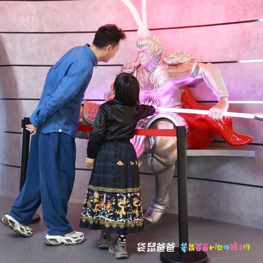 【袋鼠爸爸去哪儿 | 丝路灵境·奥映未来XR单次体验票】2000㎡超大梦幻空间，《秦潮觉醒1-3季》《遇见东坡》等20多部重磅XR项目可选，还有适合亲子互动的XR/MR体验，等你来PK! 商品图4