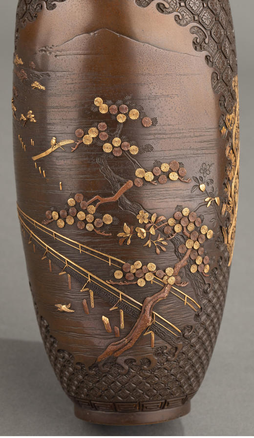 独角鹿西洋古董 1870年日本一光堂出品宫部篤良制作「鹊鸮湖景」金银象嵌赤铜对瓶 商品图5