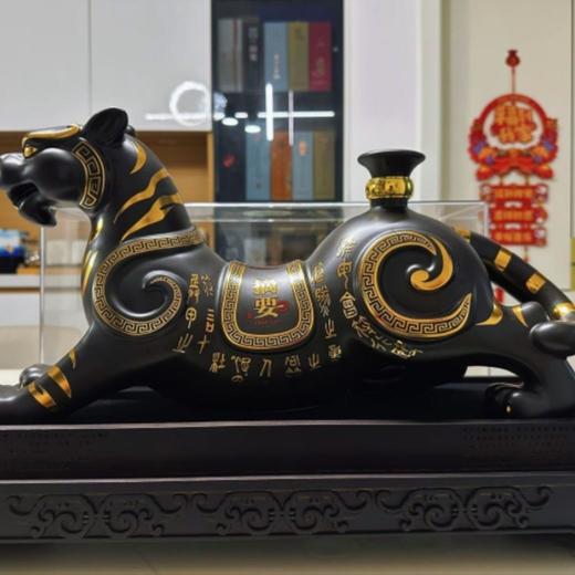 【稀缺收藏】摘要 错金君虎令符 53度 酱香型白酒 960ml*1（含底座+外罩） 商品图1