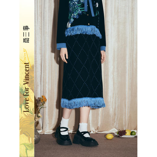 两三事梵高文艺 絮语成诗 2025冬季新款撞色流苏下摆针织半身裙 商品图0