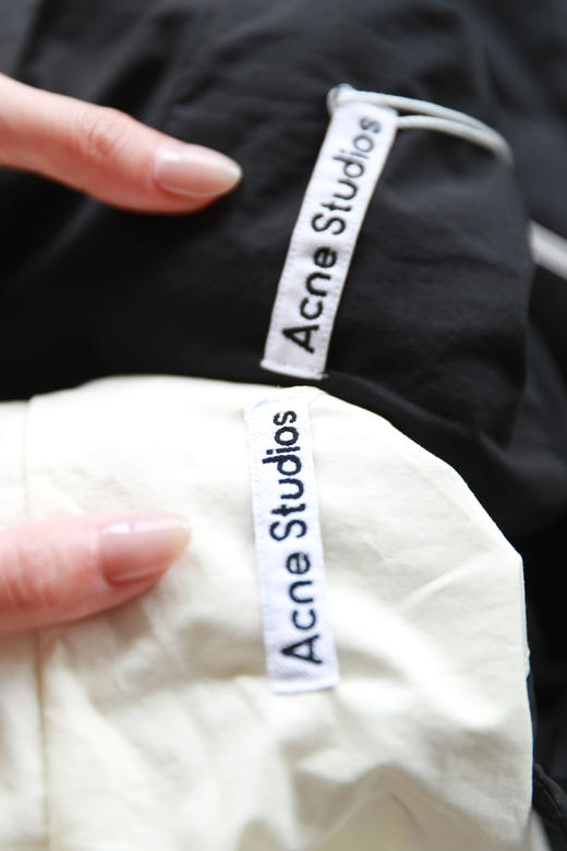 背后大字母+双拉链设计，是软壳冲锋衣。oversize户外夹克C101158 商品图1