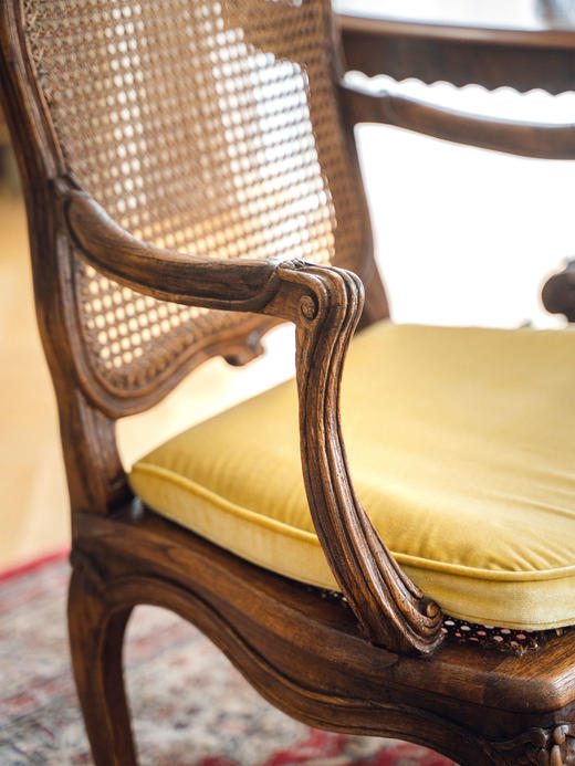 【已售】独角鹿西洋古董 19世纪末法国出品路易十六风格胡桃木雕花藤椅一对 商品图3