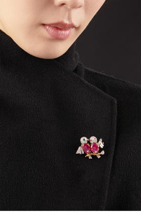 独角鹿西洋古董 1950年代法国出品18k黄金铂金镶嵌钻石祖母绿及红宝石爱情鸟造型胸针