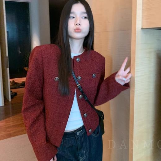 休闲通勤张弛有度「DANMO复古编织小香外套」肌理编织感 色泽莹润手感厚实 金属纽扣流畅圆领 浮雕质感纵享典雅 商品图2