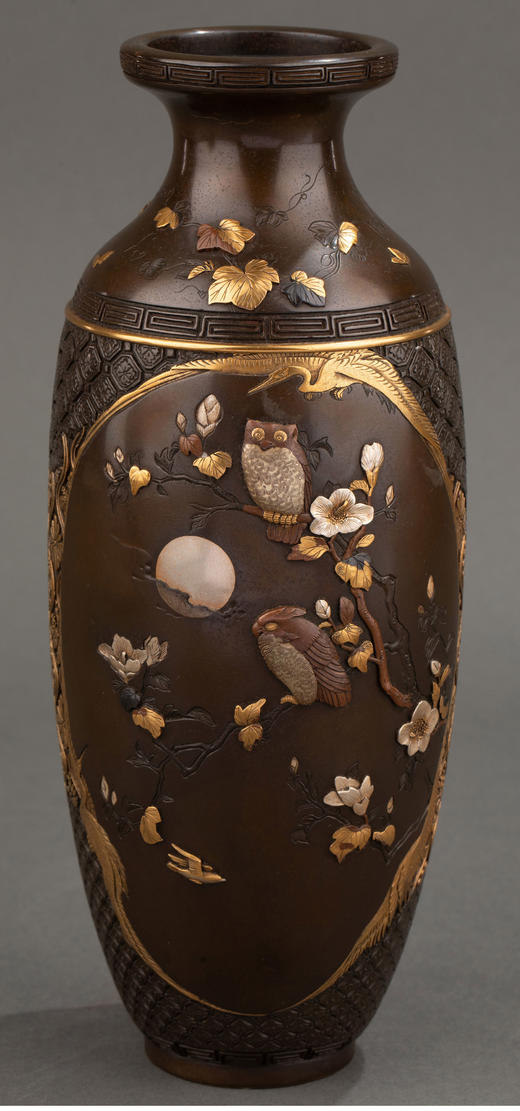 独角鹿西洋古董 1870年日本一光堂出品宫部篤良制作「鹊鸮湖景」金银象嵌赤铜对瓶 商品图2