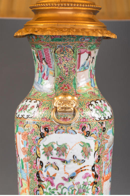 独角鹿西洋古董 19世纪法国出品铜鎏金底座嵌花蝶开窗庭院人物广彩瓷瓶百褶灯罩台灯一对 商品图2