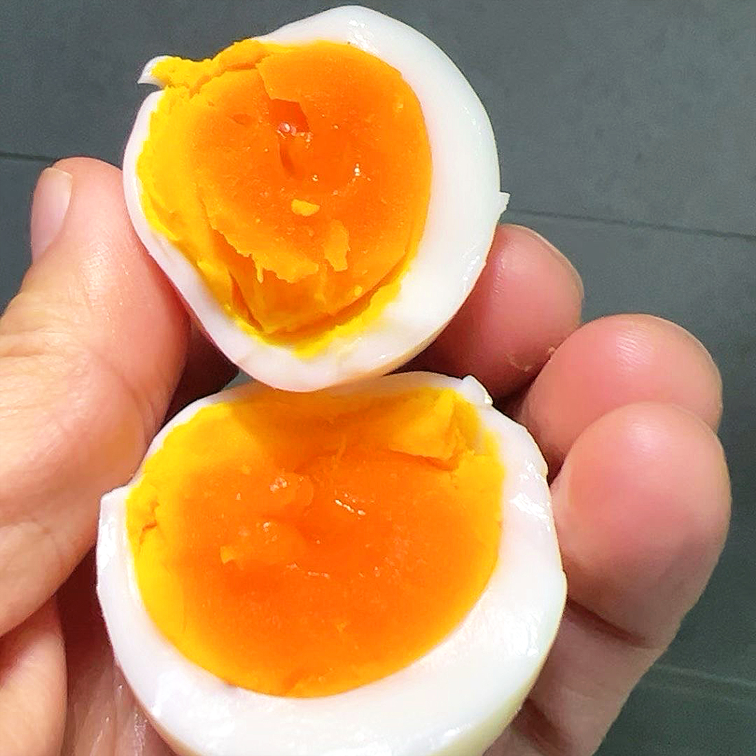 『湖北散养有机土鸡蛋』个头小巧，浓稠饱满，熟后蛋黄沙糯、蛋白弹嫩、鲜香无腥