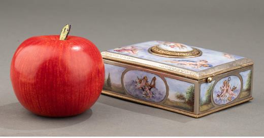 独角鹿西洋古董 1900年代瑞士出品洛可可风格珐琅彩绘「缪斯与小天使」主题纯银镀金精雕鸣鸟音乐盒 商品图1