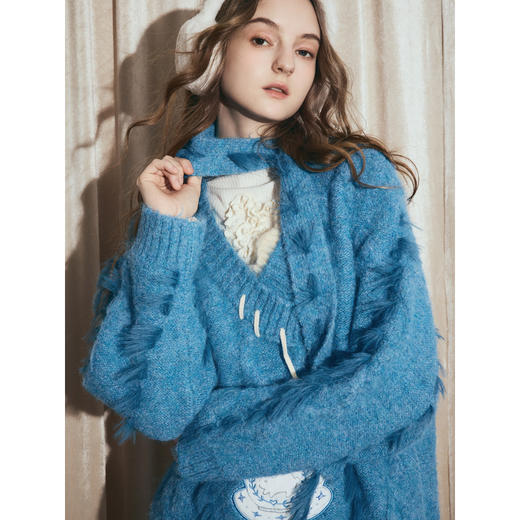 两三事 灵感派对 2025冬季新款贴布绣磨破下摆流苏v领毛衣女宽松 商品图2