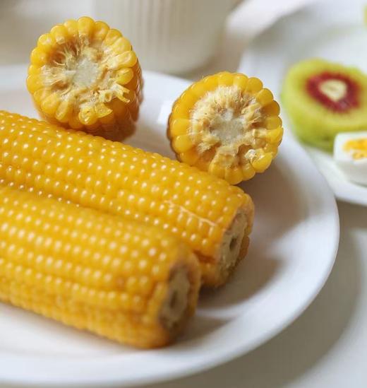 每日玉米礼盒|这款“每日玉米”礼盒主打健康粗粮，净含量420g，玉米甜糯黏软、红金配色包装，超写实玉米手绘，沉稳大气，满满新中式氛围感😍礼盒有绿色食品认证，品质有保障，适合送礼或日常健康饮食～ 商品图2