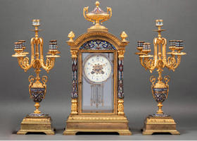 独角鹿西洋古董 19世纪末法国出品新古典主义风格铜鎏金精雕镶嵌錾胎珐琅座钟烛台三件套